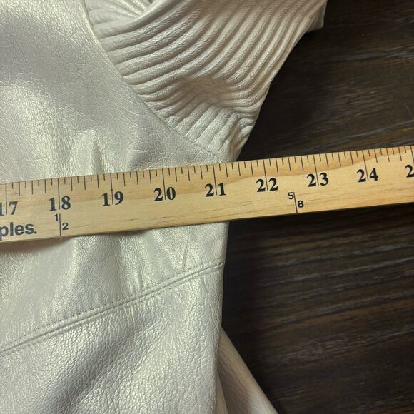 VTG Dero Enterprises Rocco D’Amelio Ivory Leather Women Coat Pleated Sleeves MED - Picture 9 of 10